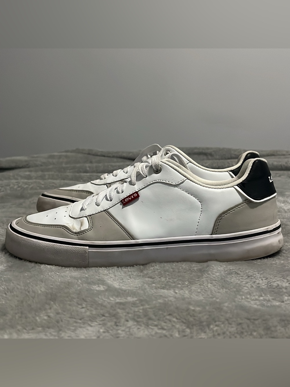 Levi’s Men’s White Gray Low Top Casual Sneakers Shoes Size 10.5 Good Used